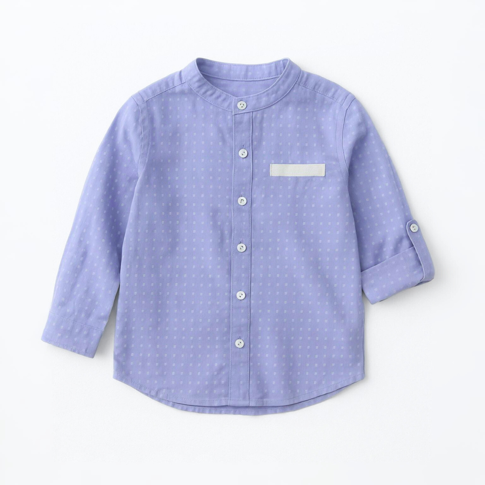 Camisa de bebé niño color celeste, manga larga, 100% algodón, cuello Mao, vista frontal.