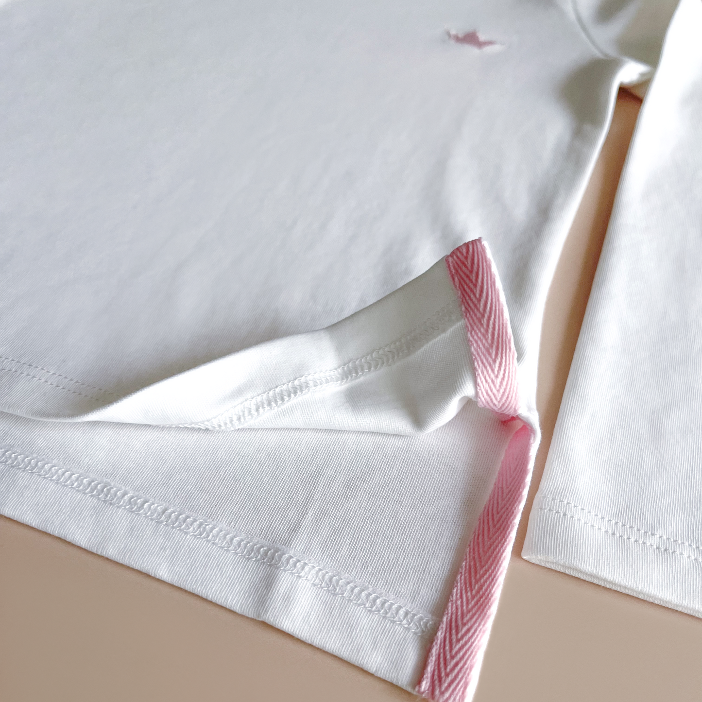 Polo Niña Básico Blanco Ivory (bordado) - Le Petit Company