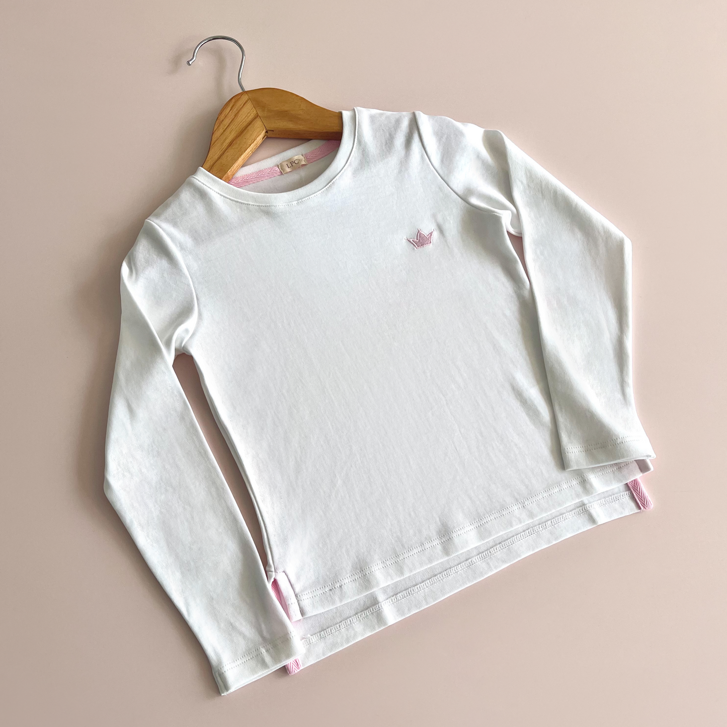 Polo Niña Básico Blanco Ivory (bordado) - Le Petit Company
