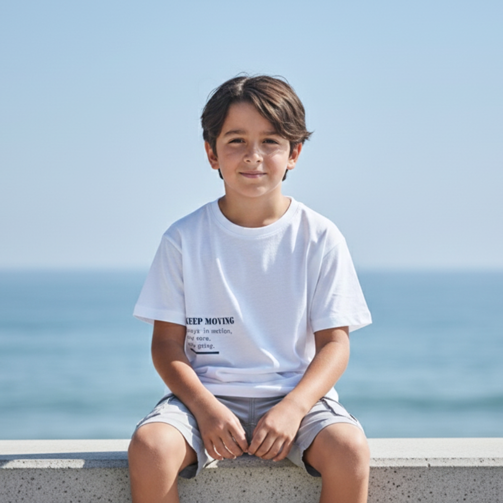 Polo Niño Boxy Keep Moving Blanco – 100% Algodón